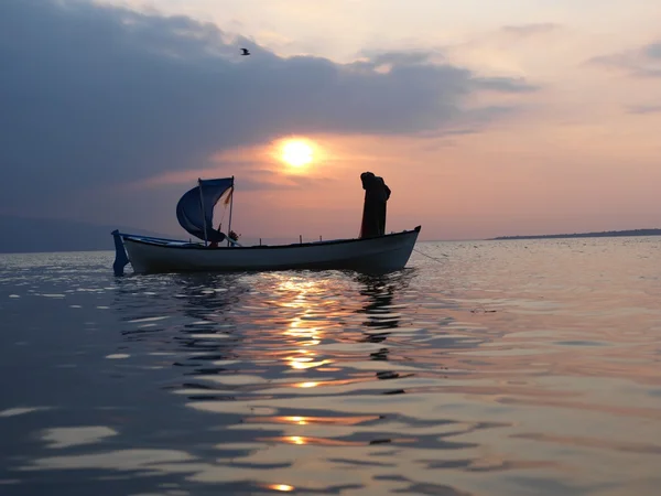 Rybář přes síť k Golyazi jezeru na Sunset čas — Stock fotografie