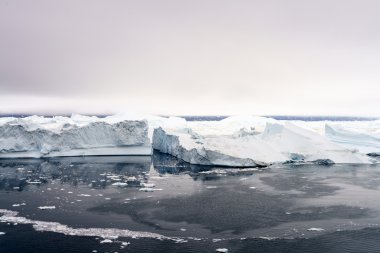 Ilulissat, Grönland Kuzey Buz Denizi üzerinde buzdağları