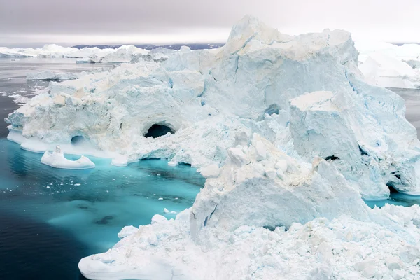 Vista aerea degli iceberg sono sull'oceano artico al polo nord della Groenlandia — Foto Stock