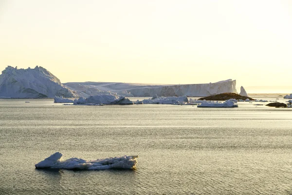 Icebergs no oceano Ártico em Ilulissat, Groenlândia — Fotografia de Stock