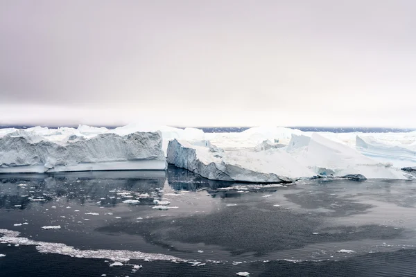 Айсберги на арктическом океане в Илулиссате, Гренландия — стоковое фото