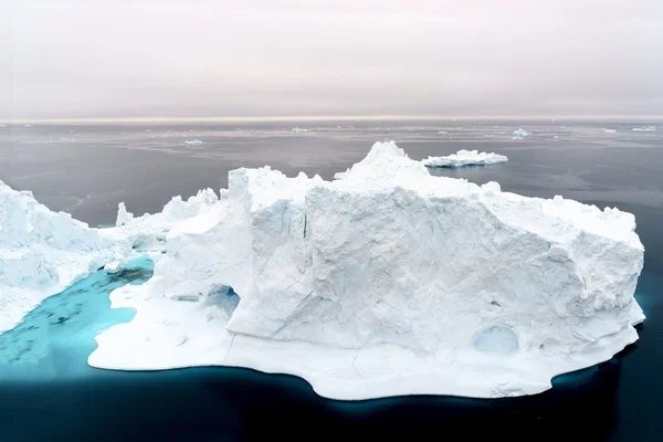 Luchtfoto van ijsbergen zijn op de Arctische Oceaan naar de Noordpool in Groenland — Stockfoto