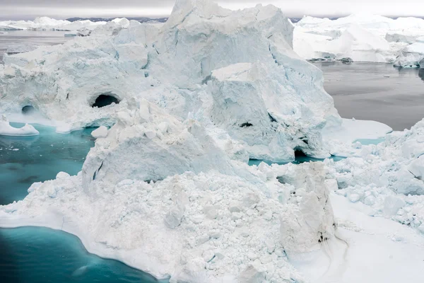 Los icebergs están en el océano ártico hacia el polo norte en Groenlandia —  Fotos de Stock