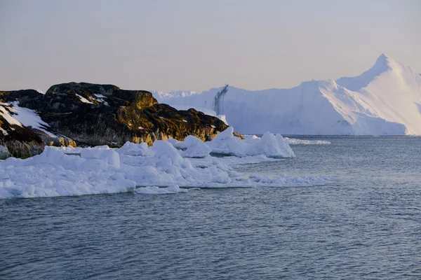 D'énormes icebergs sont sur l'océan Arctique au Groenland — Photo