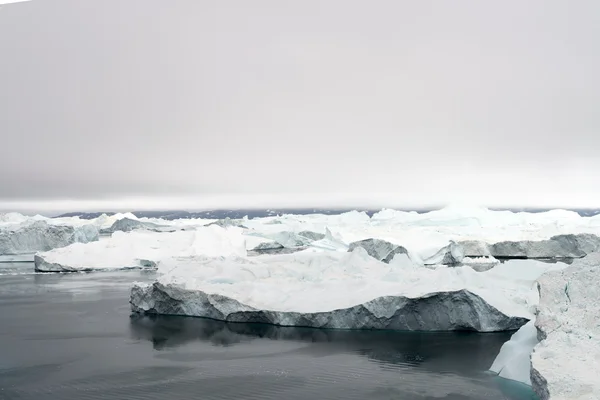 Riesige Eisberge auf Grönland im arktischen Ozean — Stockfoto