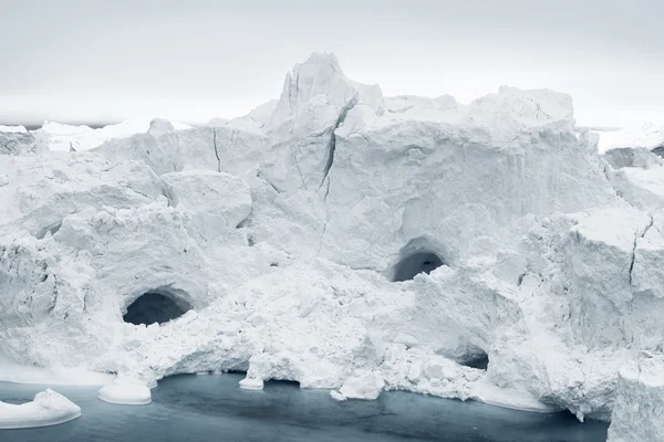 Grandes icebergs estão no oceano Ártico na Groenlândia — Fotografia de Stock