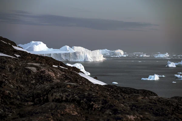 Grandes icebergs estão no oceano Ártico na Groenlândia — Fotografia de Stock