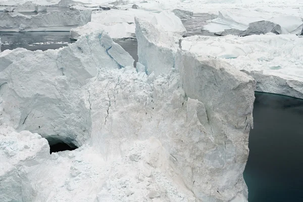 Riesige Eisberge auf Grönland im arktischen Ozean — Stockfoto
