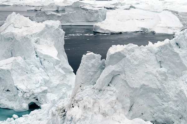 Vista aérea de enormes icebergs están en el océano Ártico en Groenlandia — Foto de Stock