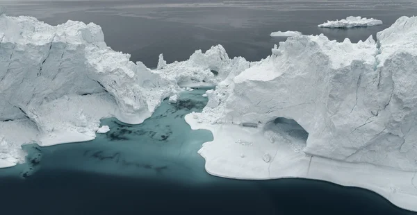 Enormes icebergs están en el océano Ártico en Groenlandia — Foto de Stock