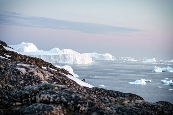 Grandes icebergs estão no oceano Ártico na Groenlândia — Fotografia de Stock