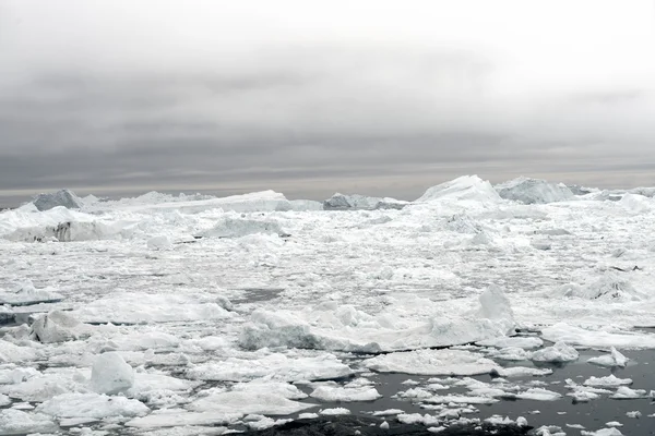 Grönland Kuzey okyanusa büyük buzdağları yanıyor — Stok fotoğraf