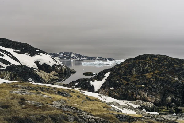 Grandes icebergs estão no oceano Ártico na Groenlândia — Fotografia de Stock