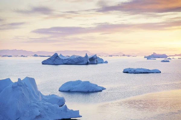 Enormes icebergs están en el océano Ártico en Groenlandia —  Fotos de Stock