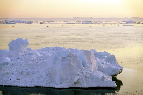 Hatalmas jéghegyek vannak a Grönland, a Jeges-tenger — Stock Fotó