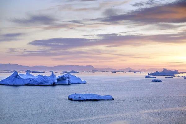 Величезний айсбергів знаходяться на Північний Льодовитий океан, в Гренландії на Вечерние — стокове фото