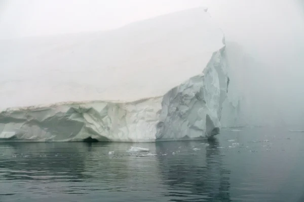 巨大な氷山がグリーンランド、北極海に — ストック写真