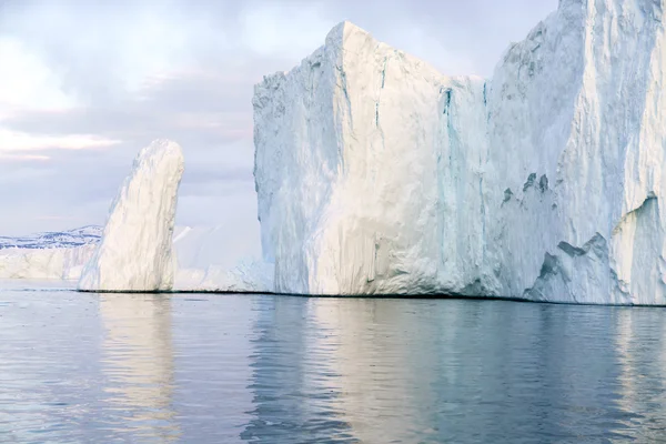 Παγόβουνα διαγράφονται στον Αρκτικό Ωκεανό στο fjord παγετώνας και Φιόρδ Ιλούλισσατ, Γροιλανδία — Φωτογραφία Αρχείου