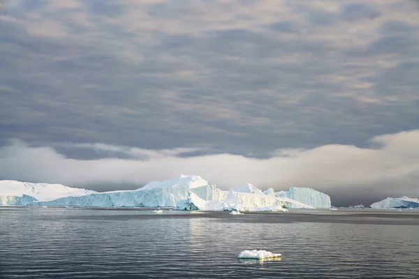 Los icebergs están en el océano Ártico en el fiordo de Ilulissat, Groenlandia — Foto de Stock