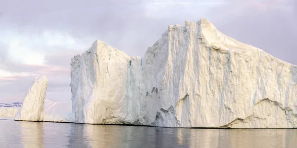 Ilulissat fiyort, Grönland, Kuzey Buz Denizi buzdağları yanıyor — Stok fotoğraf