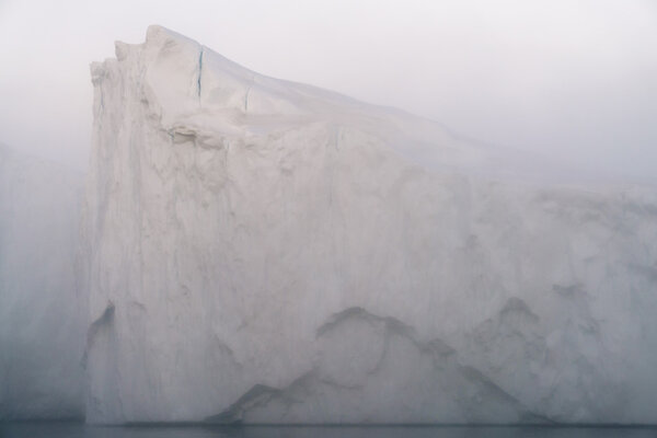 Айсберги находятся на арктическом океане во фьорде Илулиссат, Гренландия
