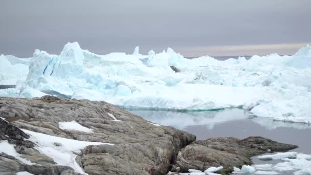 Os glaciares estão no fiorde de gelo Ilulissat, na Gronelândia — Vídeo de Stock