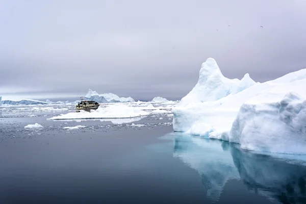 Enormes y hermosos glaciares están en el océano Ártico al fiordo de Ilulissat, Groenlandia —  Fotos de Stock