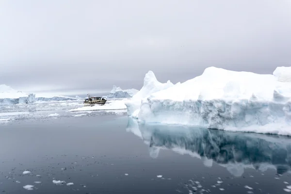 Geleiras enormes e bonitas estão no oceano ártico para Ilulissat fiorde, Groenlândia — Fotografia de Stock