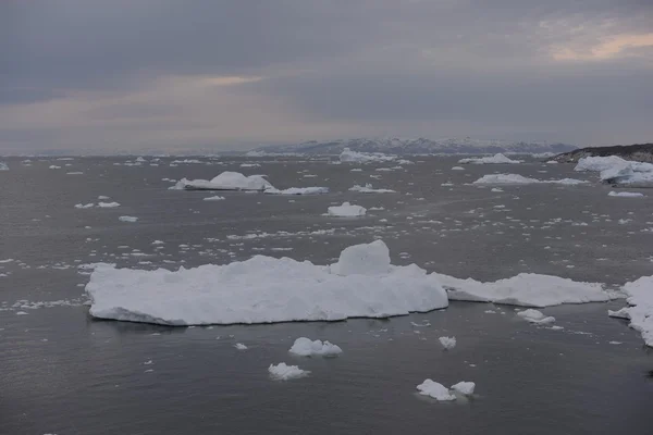 Vista aérea de enormes glaciares en el océano árcico — Foto de Stock