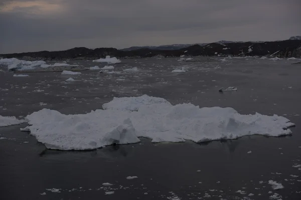 Luchtfoto van enorme gletsjers op de arcic Oceaan — Stockfoto