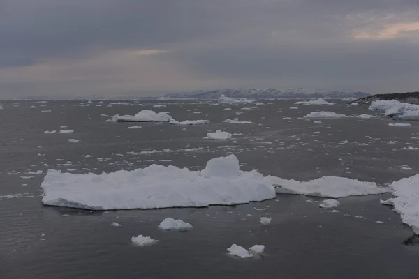 Luftaufnahme riesiger Gletscher am Bogenmeer — Stockfoto