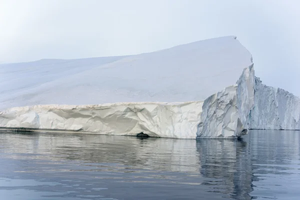 Los glaciares están en el océano Ártico a Ilulissat icefjord en Groenlandia — Foto de Stock