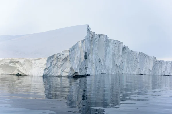 Hermosos icebergs están en el océano ártico en Ilulissat icefjord, Groenlandia — Foto de Stock