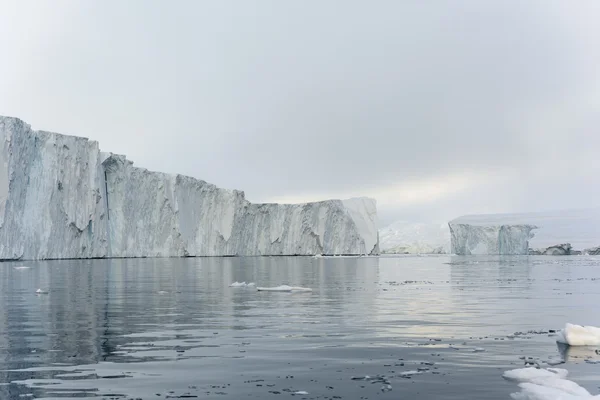 Ледоколы находятся в Северном Ледовитом океане в ледяном фьорде Илулиссат, Гренландия — стоковое фото