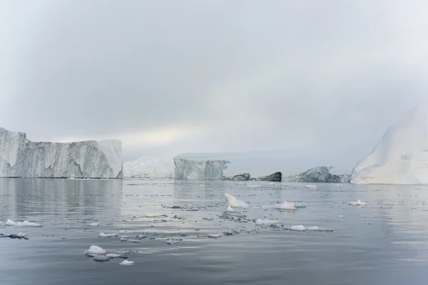 Beautiful icebergs are on the arctic ocean in Ilulissat icefjord, Greenland — Stock Photo, Image