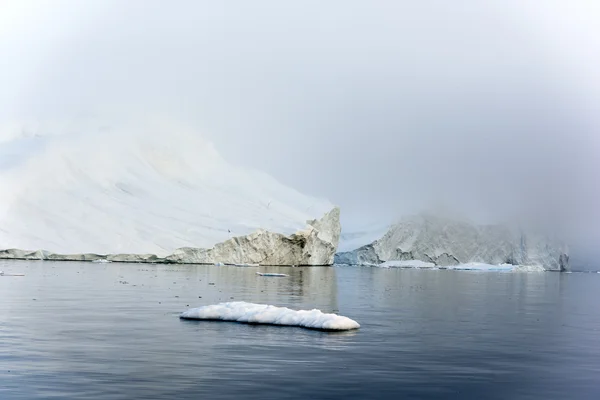 Krásné ledovce jsou na Severním ledovém oceánu v icefjord Ilulissat, Grónsko — Stock fotografie