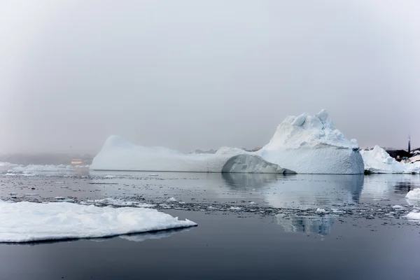 Ilulissat Grönland Kuzey Buz Denizi güzel buzullar yanıyor — Stok fotoğraf