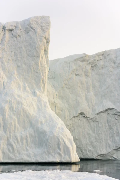 Красиві айсбергів знаходяться на arcitc океану до Ллуліссатську icefjord в Ґренландія — стокове фото