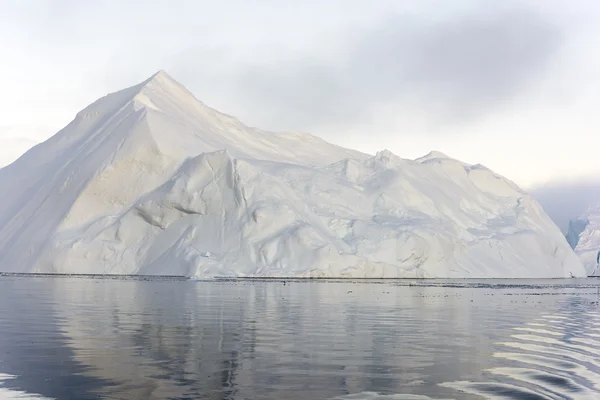 Enormi ghiacciai sull'oceano Artico a Ilulissat icefjord, Groenlandia — Foto Stock