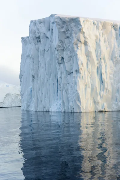 Enormes glaciares en el océano Ártico a Ilulissat icefjord, Groenlandia —  Fotos de Stock