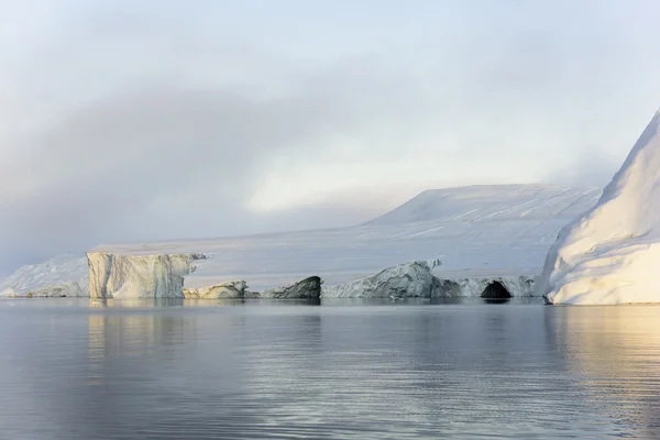 Belas geleiras estão sob o nevoeiro no ilulissat icefjord na Groenlândia — Fotografia de Stock