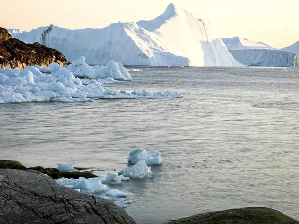 Hatalmas gleccserek vannak hoz Ilulissat icefjord-Grönland, a Jeges-tenger — Stock Fotó