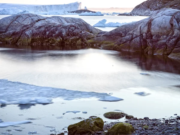 Tiro de larga exposición con icebergs en el océano Ártico en el icefjord ilulissat, Groenlandia —  Fotos de Stock