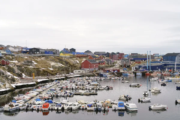 Píer ilulissat com barcos de pesca na Groenlândia — Fotografia de Stock