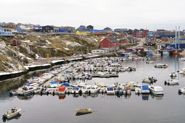在格陵兰岛伊卢利萨特码头和渔夫船 — 图库照片