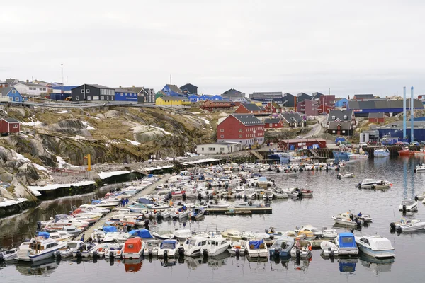 Muelle Ilulissat y barcos de pescadores en Groenlandia — Foto de Stock