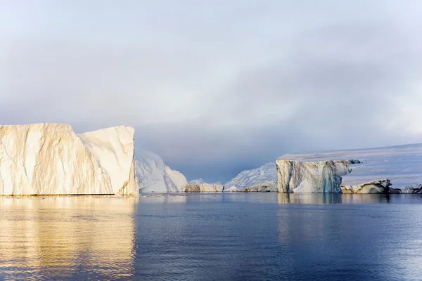 Gletsjers zijn op de Noordelijke IJszee in ilulissat opgenomen, Groenland — Stockfoto