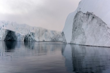 Ilulissat buz Grönland, Kuzey Buz Denizi üzerinde buzullar vardır