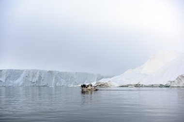 Ilulissat buz Grönland, Kuzey Buz Denizi üzerinde buzullar vardır