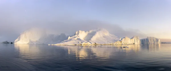 Geleiras estão no oceano Ártico, fiorde ilulissat na Groenlândia na hora do pôr do sol — Fotografia de Stock